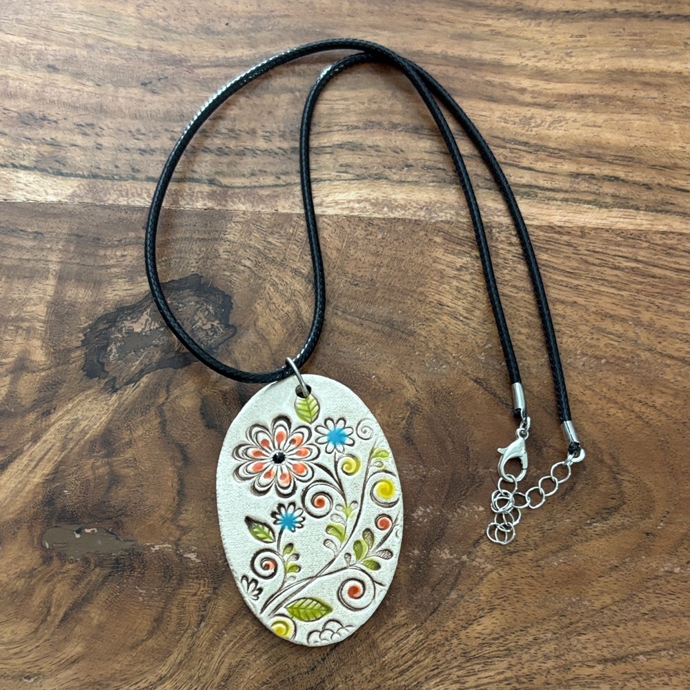 Vintage Hand-Crafted Folk  Floral Oval Pendant Necklace in Cream BOHO